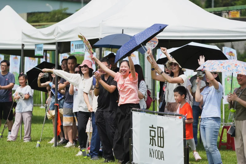 臺北市幼兒足球錦標賽場外家長的遮陽傘，最後變成避雨工具。臺北市體育局提供