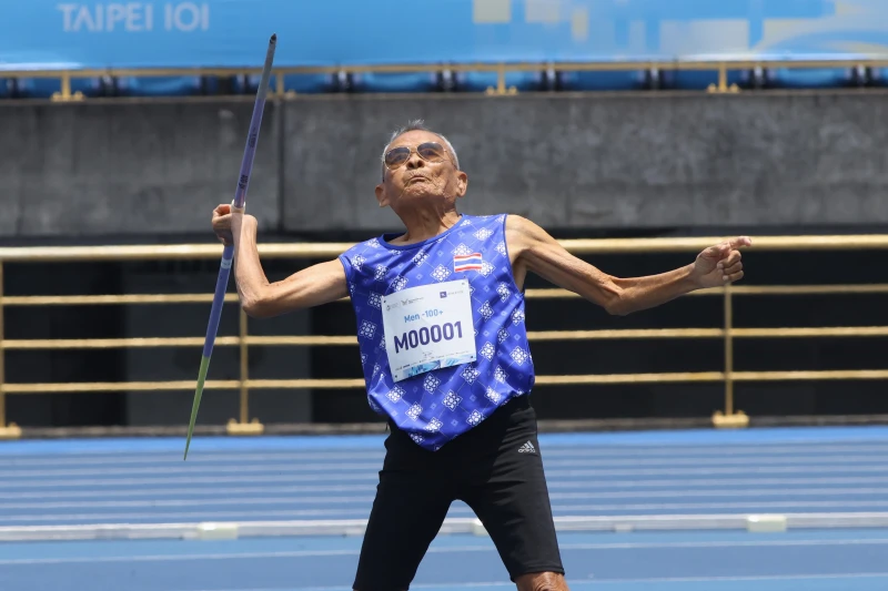 105歲的Sawang將標槍拋出完美弧線展現運動熱情與挑戰精神。大會提供