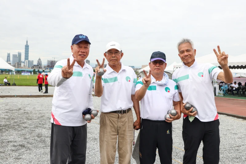 法式滾球選手康福壽、林鈺釧、與其對手陳炳泉、郭建興組合。大會提供