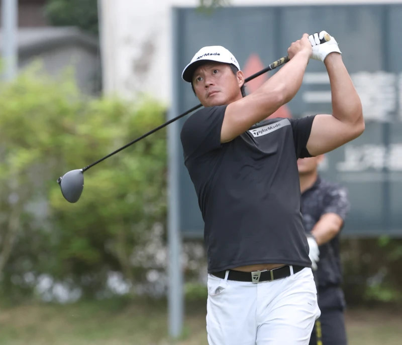 棒球情人高國輝換上Polo衫與球桿挑戰世壯運高爾夫35男子組。大會提供