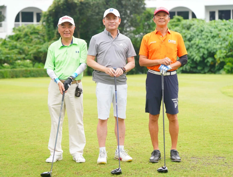 北市議長戴錫欽(中)以球會友打高爾夫，與本屆世壯運精神不謀而合。大會提供