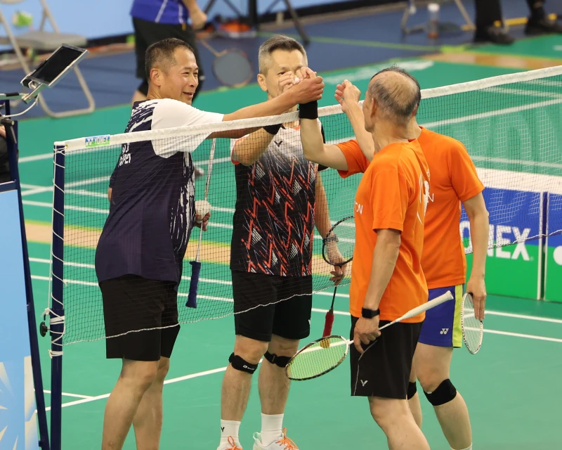 張文松(左1)搭檔泰國華僑王順成，男雙首日就輕鬆取得二連勝晉級。大會提供