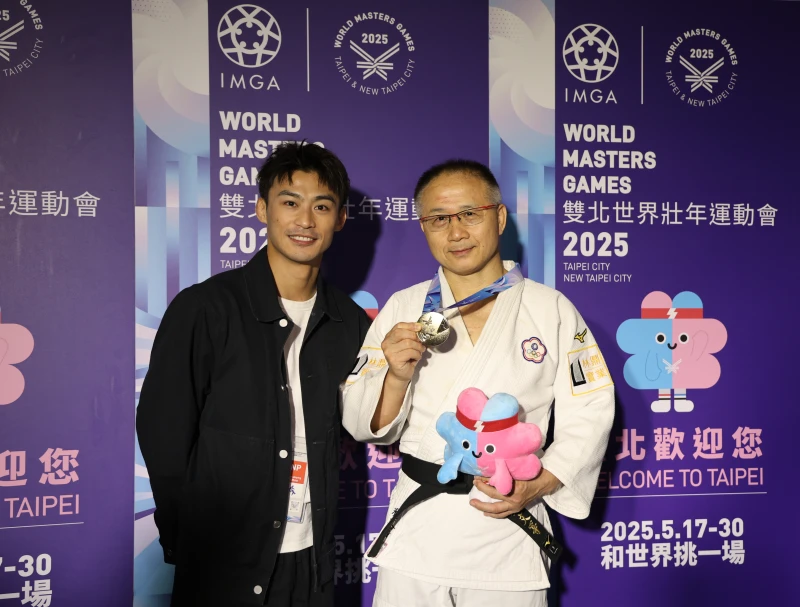 東京奧運銀牌楊勇緯(左)擔任教練劉文等(右)的世壯運教練形成有趣畫面。大會提供