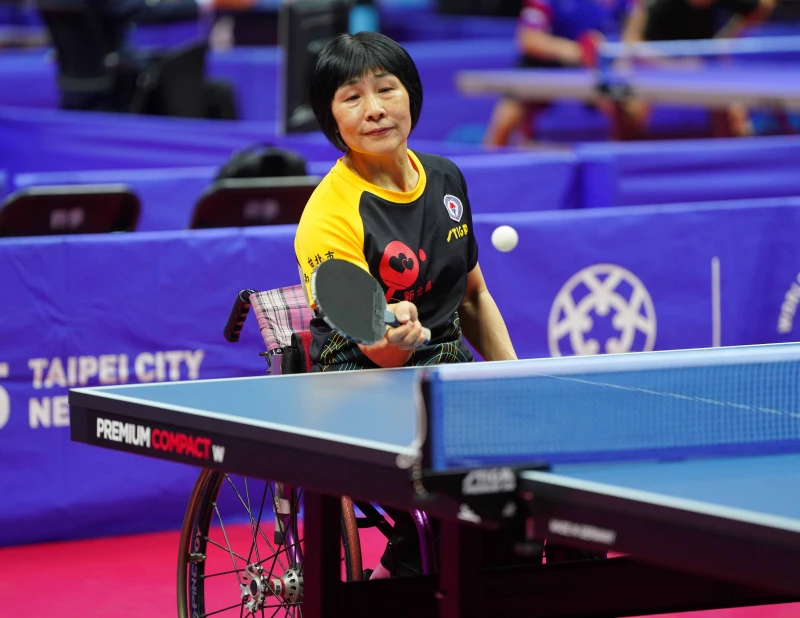 62歲的最強桌球阿嬤盧碧春在家人應援下奮力出擊拿下二連勝。大會提供