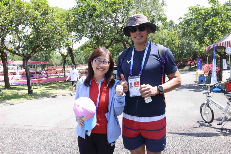 臺北市政府副市長林奕華前往宜蘭冬山河視察並與選手汪明輝合影。大會提供