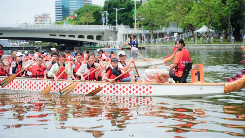 高雄龍舟周邊活動豐富，也包含親子龍舟、SUP、獨木舟等水域體驗，圖為親子龍舟體驗。高雄運發局提供
