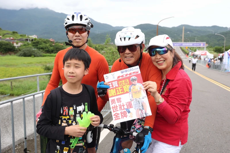 謝文秀的老婆孫子一家人在終點熱情迎接。大會提供