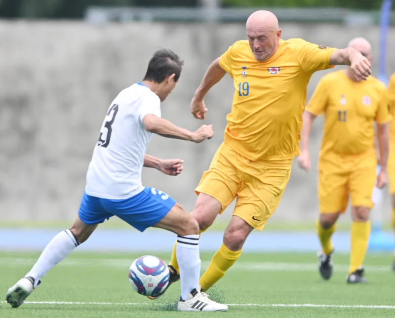 澳洲Canberra Old Boys球員試圖突破Taiwan Team防守。大會提供