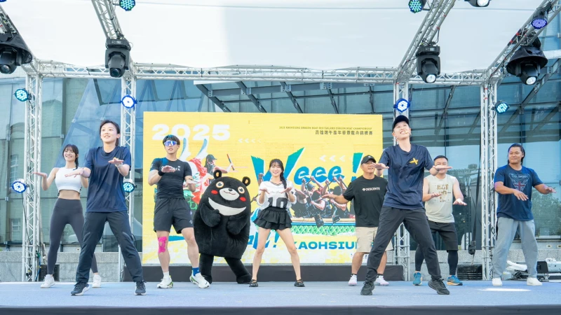 開幕儀式由安芝儇、Morris、職棒球星帶領與會來賓跳暖身操。高雄市運發局提供