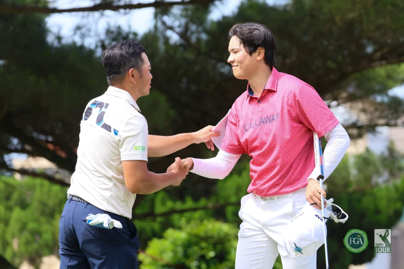 地主選手詹世昌(左)和義大利選手加布里埃爾德巴爾巴進行4度延長賽。Tpga／林聖凱攝