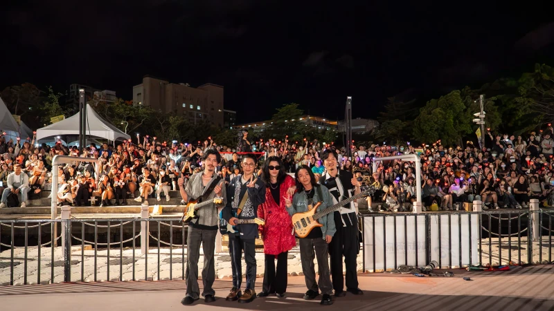 昨晚由金曲最佳樂團「麋先生MIXER」於全台唯一的愛河水上舞台開唱。高雄市運發局提供
