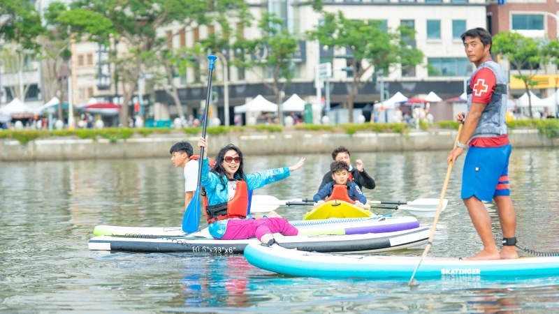 高雄端午嘉年華周邊活動，包含親子龍舟、SUP體驗與玩水氣墊，大小朋友玩得不亦樂乎。高雄市運發局提供