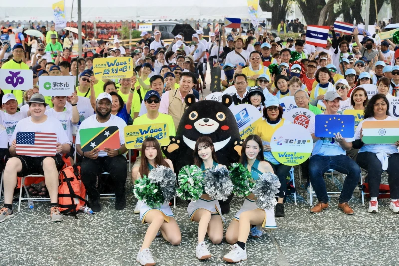 國際友誼賽四支隊伍及與會來賓賽前大合照。高雄市運發局提供