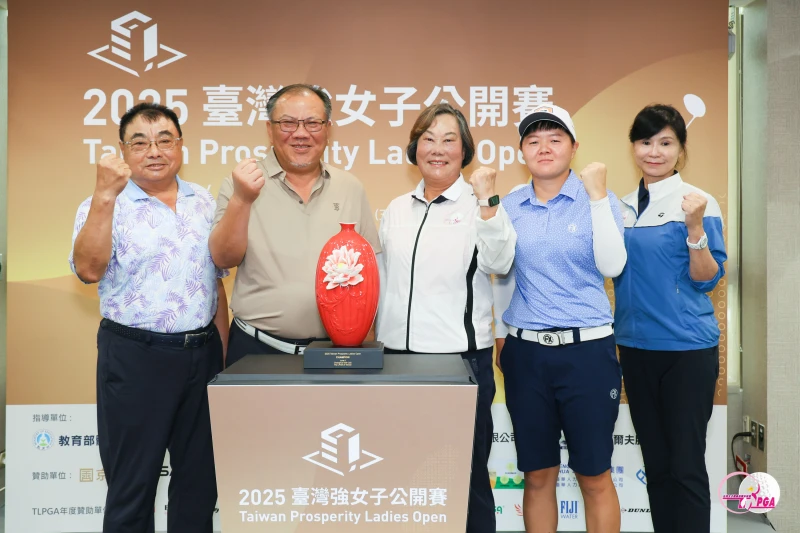 臺灣強發展股份有限公司陳重熙董事長(左2)台灣女子職業高爾夫協會劉依貞理事長(中)及彰化高爾夫球場吳瑞楹總經理(左1)及Tlpga賽務總監駱淑禎(右1)選手代表石澄璇。Tlpga／葉勇宏攝