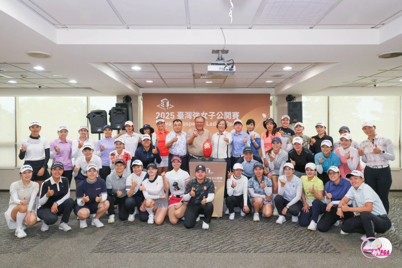 賽前記者會貴賓和選手合影。Tlpga/葉勇宏攝