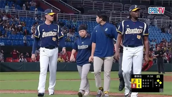 德保拉自行退場。CPBL TV