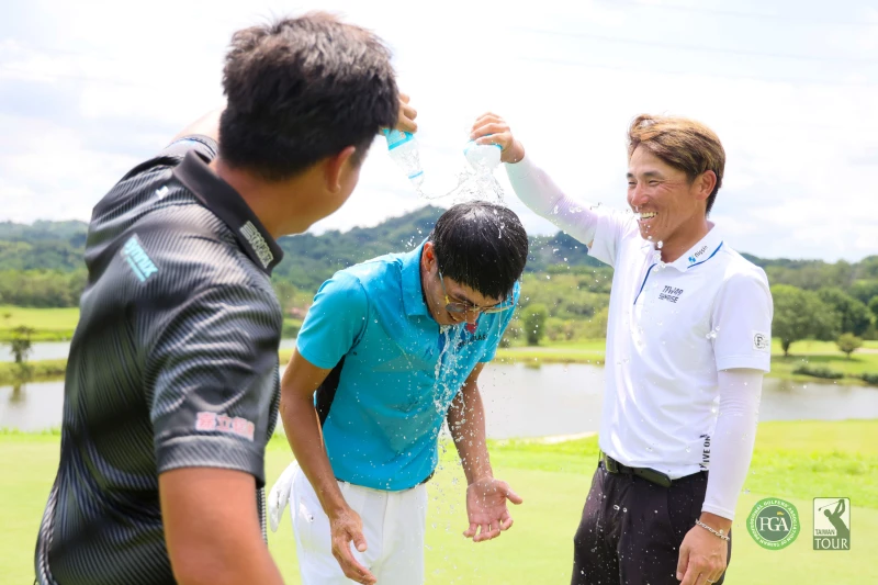 同組選手為張緯綸潑水慶祝。Tpga／林聖凱攝影