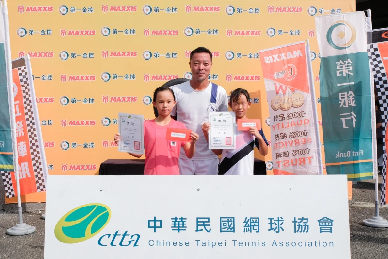 10歲組女單頭號種子姜靜琳(左)僅失一局封后。網協提供