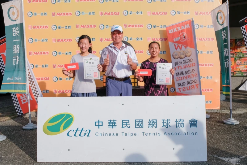 紀家姐妹紀孟彤(右)在14歲組女單奪冠。網協提供