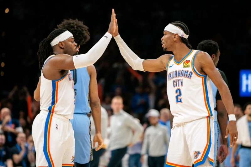 雷霆新科MVP亞歷山大（Shai Gilgeous-Alexander，右）認為，雷霆必須要做回自己。法新社