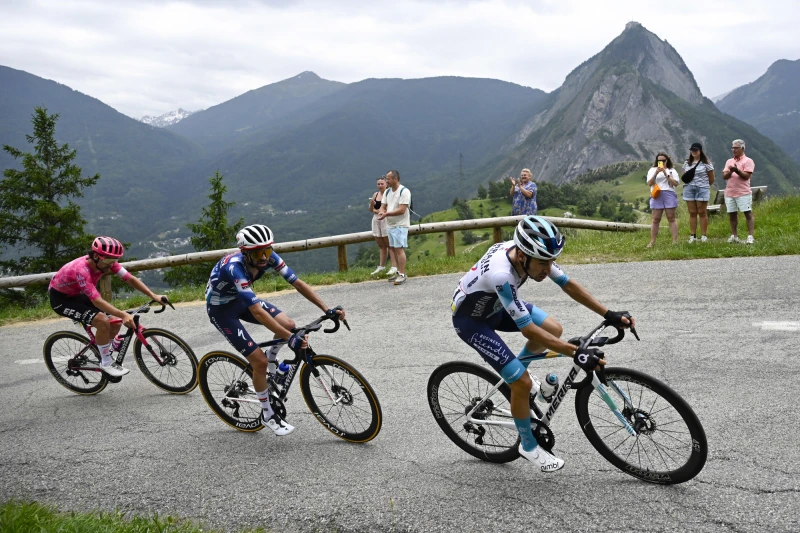 身騎斯特拉戰駒的馬丁尼茲在阿爾卑斯山的艱難賽段奮戰。Sprint Cycling提供