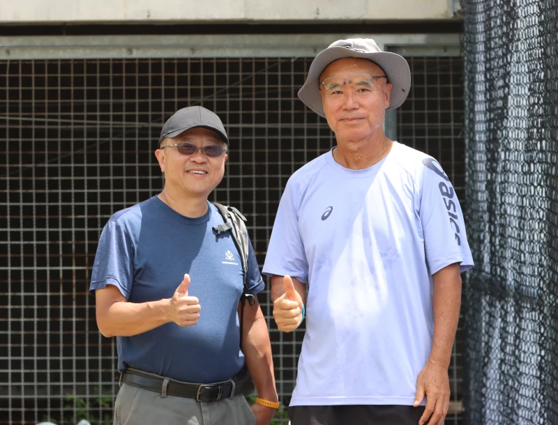 四維基金會董事長楊蔚萌(左)和教練詹佛成(右)，為盧曼琳在台塑盃會外賽的表現豎起大拇指。四維體育推廣教育基金會提供