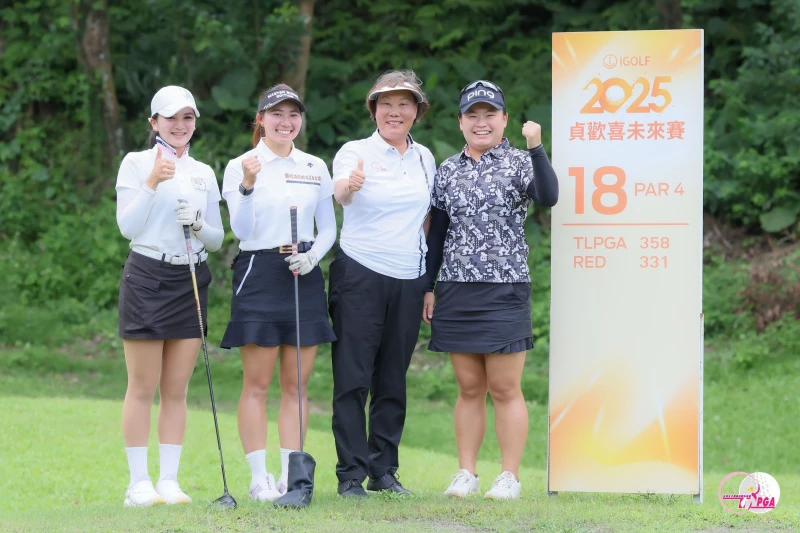 曾楨(左1)黃婧雲(左2)及黃郁心(右1)進行延長加賽於18洞梯與Tlpga理事長劉依貞一同合影。Tlpga／葉勇宏攝