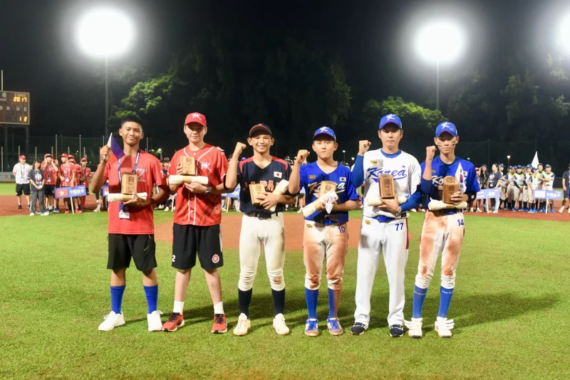 個人獎由左至右，全壘打獎Delos Santos(菲律賓)、打點獎Michael Clemmoms(香港)、石井大翔(日本) 、MVP全志原(韓國)、教練獎鄭閩席(韓國)、打擊獎李準瑞(韓國)。大會提供