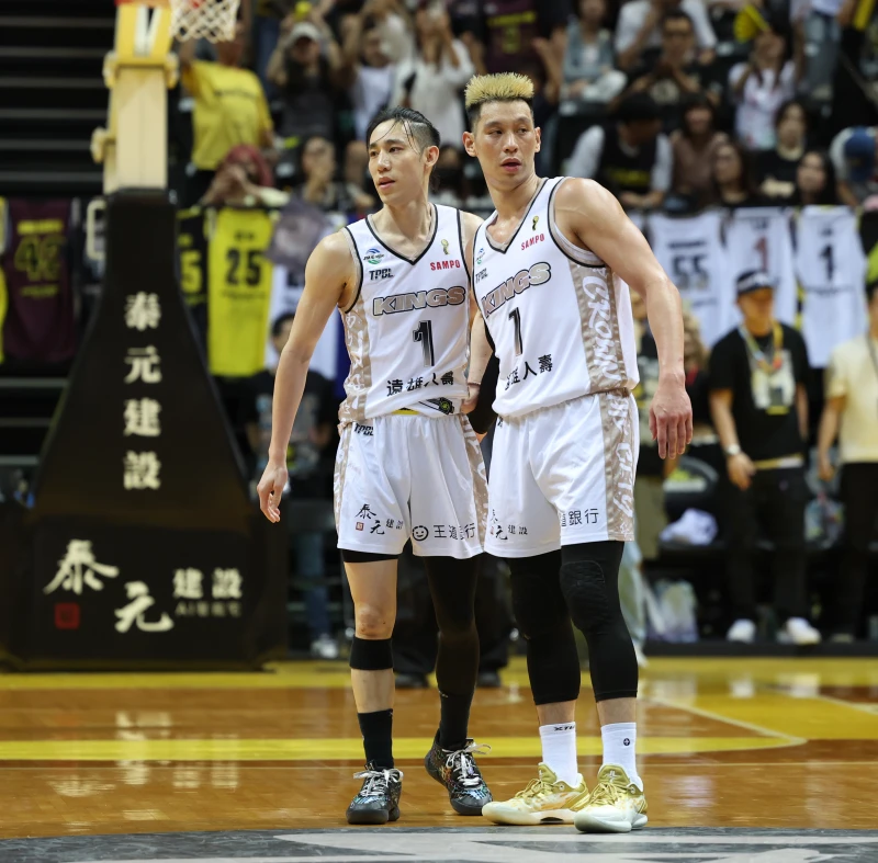 林書豪(右)林書緯兄弟檔都有好表現。李天助攝