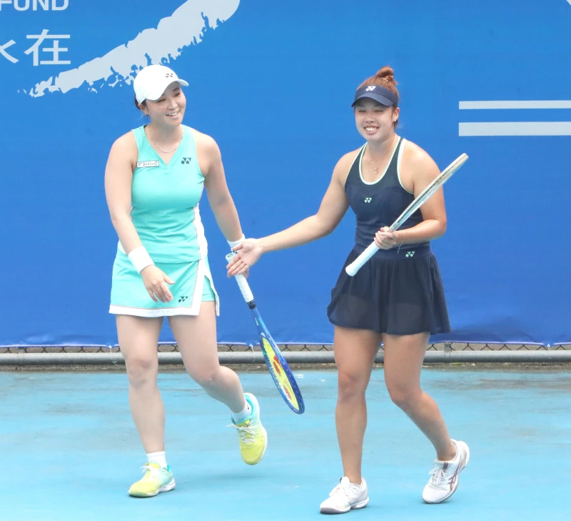 楊亞依(右)與日本川口夏実在雙打首輪打出救回四顆賽末點的逆轉勝。四維體育推廣教育基金會提供