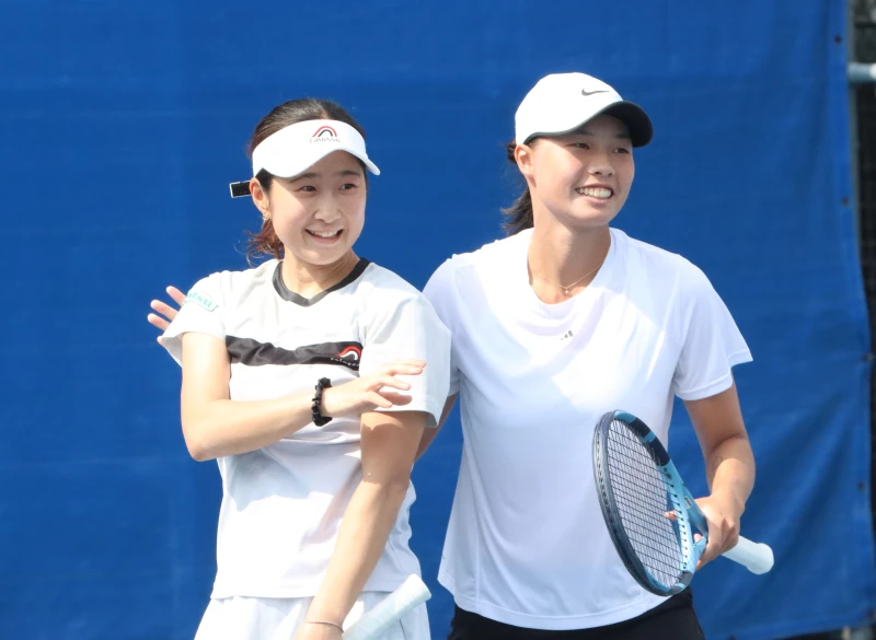 李羽芸(右)和日本清水映里在雙打準決賽打出逆轉勝，晉級決賽。四維體育推廣教育基金會提供
