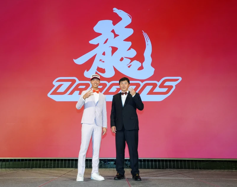 味全龍總教練葉君璋（右）對選秀結果整體滿意。中職聯盟提供