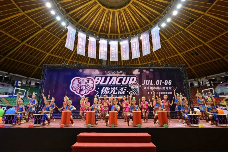 慈航幼兒園小朋友超萌的演出，為「佛光盃」籃球賽增添快樂的氣氛。人間福報提供