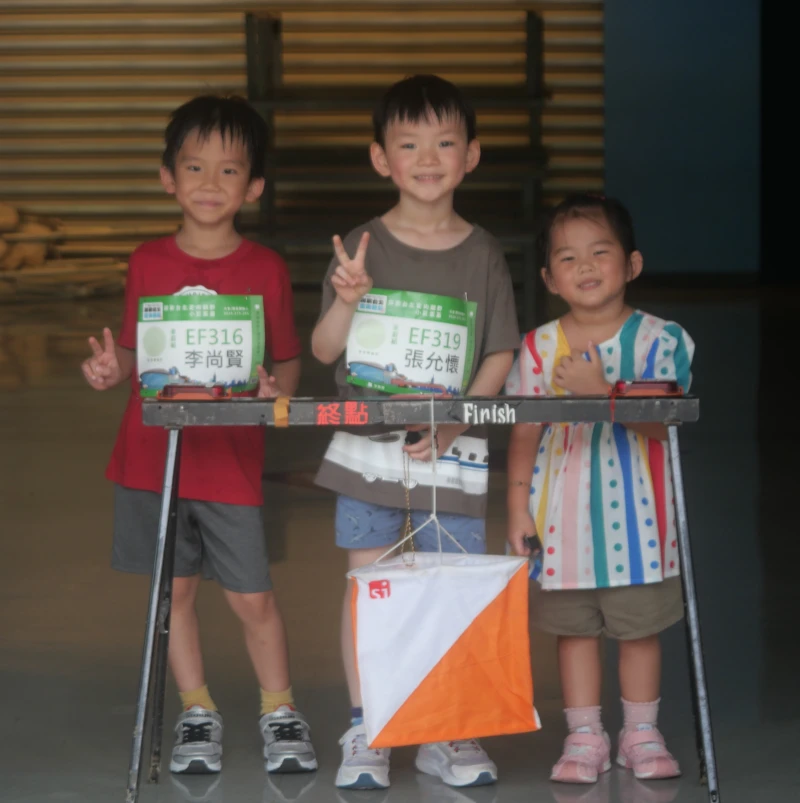 小巨蛋內吹冷氣比賽不少小小選手超開心。中華民國定向越野協會提供