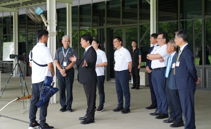 賴清德總統(左3)出席我國參加2025萊茵魯爾世大運代表團授旗典禮後，訪視國訓中心射箭場關心射箭選手戰備各項支援設備環境。體育署提供