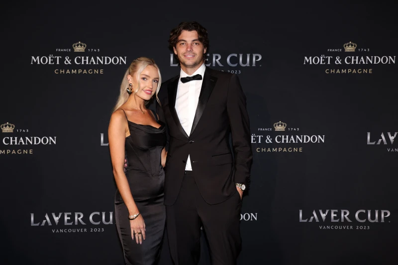 弗里茨（Taylor Fritz，右）與女友摩根里德（Morgan Riddle）已經成為職網著名的情侶檔。法新社