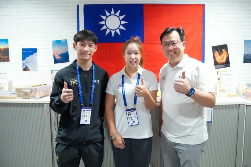 體育署長鄭世忠(右1)公布2025萊茵魯爾世大運掌旗官名單由女子網球選手楊亞依(中)及男子擊劍選手陳弈通(左1)掌旗入場。體育署提供