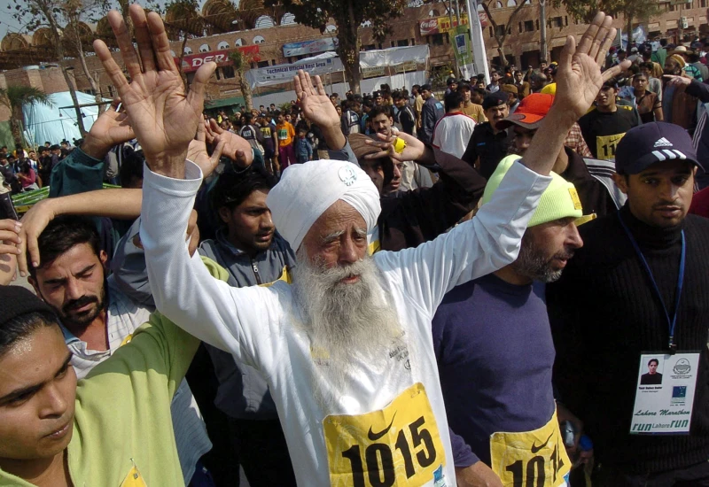 全球公認「最年長馬拉松跑者」、英籍錫克教傳奇辛格（Fauja Singh）竟意外遭車撞後過世。法新社
