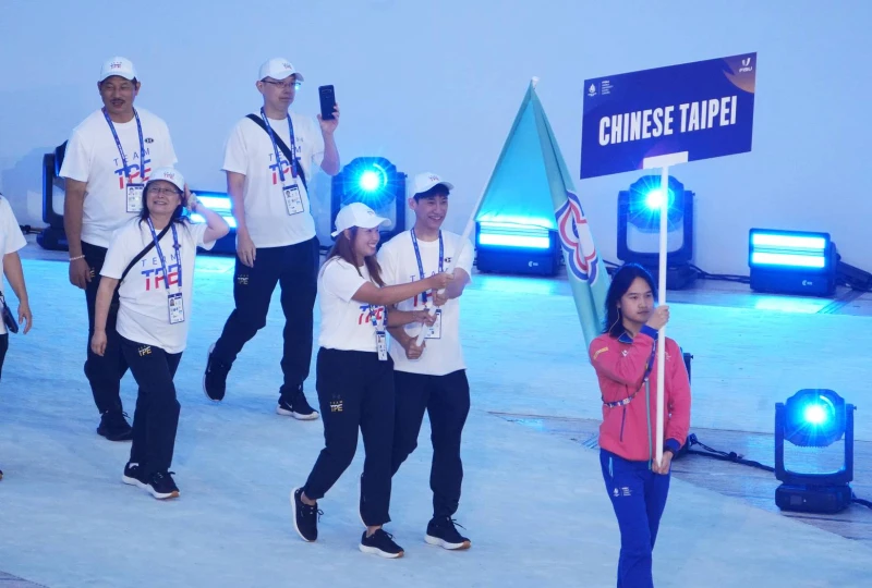 2025萊茵魯爾世大運開幕典禮舉行,我國代表團依英文代碼Tpe於T組入場,並由擊劍好手陳弈通及網球女將楊亞依擔任男女掌旗官帶領團隊入場。體育署提供