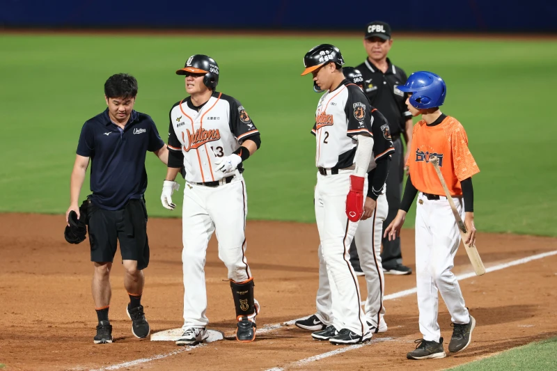 陳鏞基傷退。統一獅提供