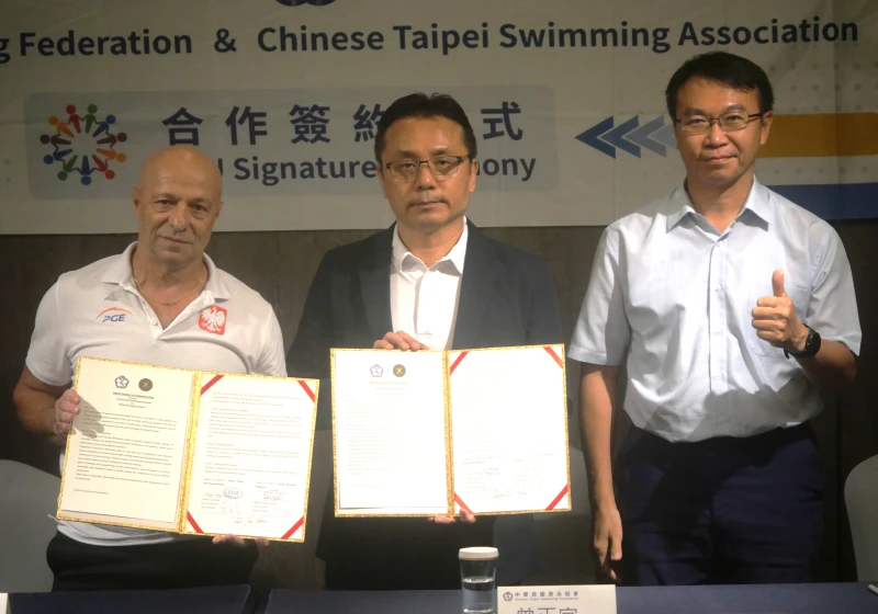 台波雙方簽署雙邊合作備忘錄MOU，由高雄市運動發展局局長侯尊堯（右）見證。中華民國游泳協會提供
