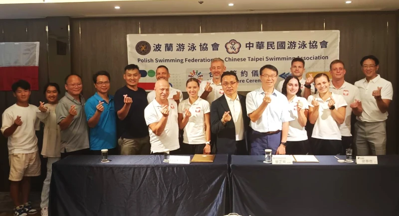台灣、波蘭雙方開心大合照。中華民國游泳協會提供