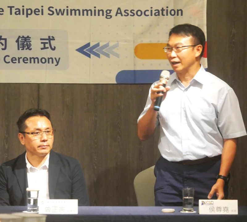 高雄市運動發展局局長侯尊堯右以地主身份來歡迎波蘭跳水隊。中華民國游泳協提供