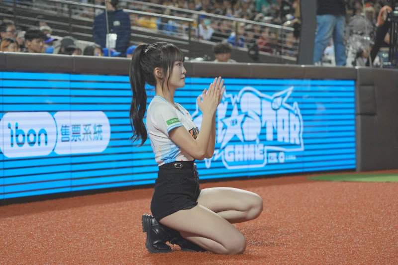 明星賽舞蹈總監大頭緊盯女孩們的表演。官方提供