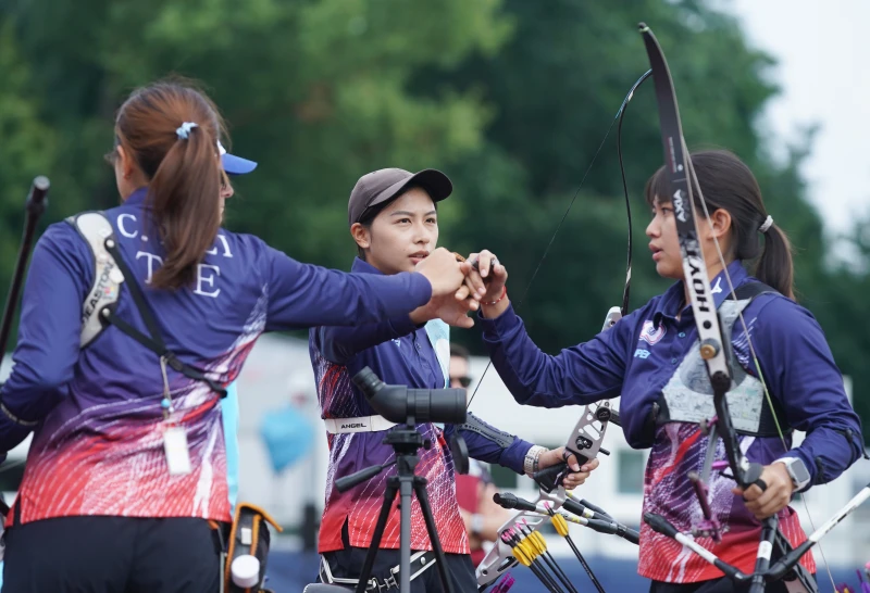 中華隊郭紫穎／風佑築／李采璇負於日本獲反弓女團銀牌。大專體總提供