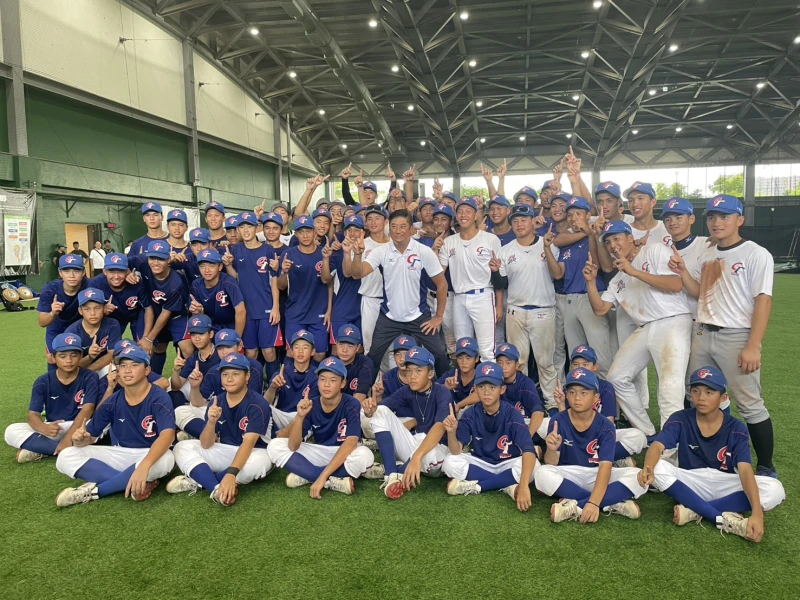 中華棒協理事長與U12、U15、U18中華隊大合照。吳敏欣攝