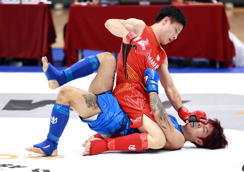 30歲張立上降伏李育昇。中華民國綜合格鬥協會提供