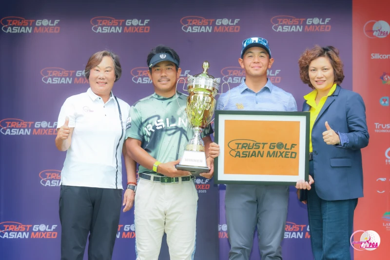 Tlpga理事長劉依貞(左1)trustgolf 創辦人Dr.Prin Singhanart(右1)冠軍塔亞康Thanyakon Khrongpha(左二)及最佳業餘選手獎拉塔農Tk Ratchanon Chantananuwat合影。Tlpga/ 葉勇宏攝