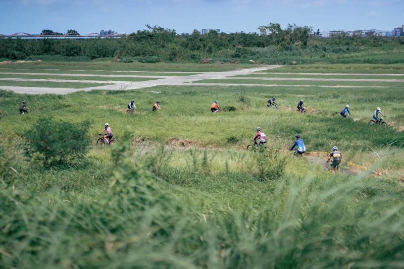 Gravel Fundo的經典招牌Gravel礫石車賽，路線設計由知名登山車父子檔江鎮森、江思翰的操刀。輪動台灣運動協會提供