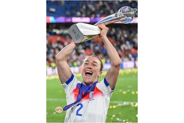 英格蘭後衛布隆澤(Lucy Bronze)竟是帶著脛骨骨折傷勢完成整屆賽事。法新社